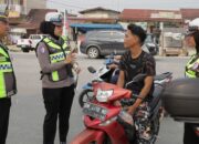 Tak Pakai Helm, Pengendara di Rumbai Ditegur Polisi