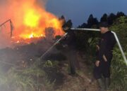 Dari Pagi hingga Malam, Brimob Riau Perangi Karhutla di Meranti