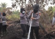 Api Mengamuk di Lahan Gambut, Srikandi Polres Kampar Turun Tangan