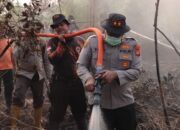 Gambut Dalam, Air Terbatas! 70 Personel Jibaku 10 Jam Jinakkan Karhutla Rimbo Panjang