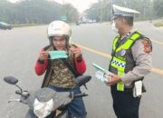 Polsek Bukit Raya Turun ke Jalan, Masker Dibagikan Gratis di Simpang Tiga