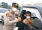 Polsek Payung Sekaki Bagikan 400 Masker untuk Lindungi Warga dari Udara Buruk