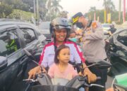 Kabut Asap Mulai Ganggu Warga, Kapolresta Pekanbaru Turun Langsung Bagikan 1.300 Masker