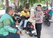 Polsek Payung Sekaki dan Rumah JB Turun ke Jalan Bagikan 500 Masker Gratis ke Warga Pekanbaru