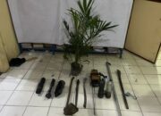 Bawa Dodos Saat Petugas Padamkan Api, Pria di Siak Ini Malah Halangi Alat Berat