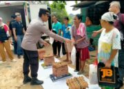 Polisi Tak Hanya Jaga Kamtibmas, Polsek Rumbai Barat Turun Bagikan Sembako