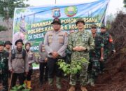 Menembus Jalan Licin dan Perbukitan, Polri-TNI Tanam Pohon di Bekas Lahan Terbakar Kampar