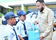 Pemko Padang Berikan Enam Stel Seragam Gratis bagi Siswa Kurang Mampu