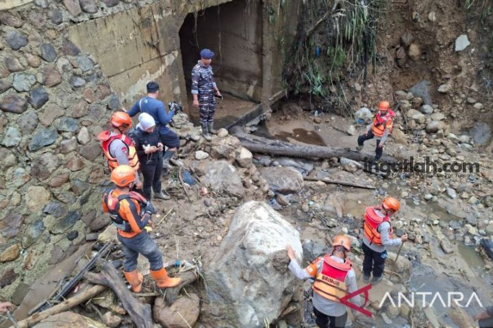 Tim SAR gabungan melakukan pencarian korban banjir bandang di Solok, Sumatra Barat (Sumbar), Kamis, 24 September 2026. ANTARA/HO-SARPadang