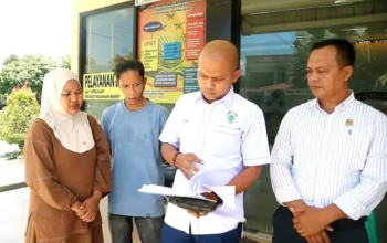 Ahmad Romi saat mendampingi kliennya, usai membuat laporan polisi di Mapolres Pasbar. Senin (28/9). (arafat/Singgalang)