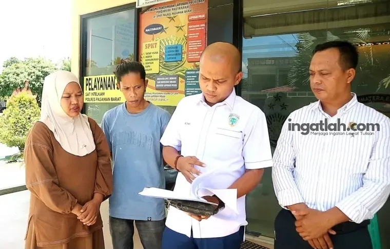 Ahmad Romi saat mendampingi kliennya, usai membuat laporan polisi di Mapolres Pasbar. Senin (28/9). (arafat/Singgalang)
