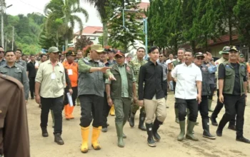 Wakil Presiden Gibran Rakabuming Raka meninjau kondisi masyarakat dan infrastruktur terdampak banjir bandang di Arosuka, Kabupaten Solok, Jumat (25/9/2026).Ist