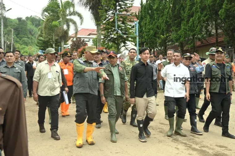 Wakil Presiden Gibran Rakabuming Raka meninjau kondisi masyarakat dan infrastruktur terdampak banjir bandang di Arosuka, Kabupaten Solok, Jumat (25/9/2026).Ist
