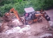 Kelok 44 Longsor Lagi, Alat Berat Dikerahkan Bersihkan Material