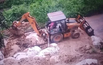 Pemkab Agam Turunkan Alat Berat Bersihkan Longsor di Kelok 44. (ist)