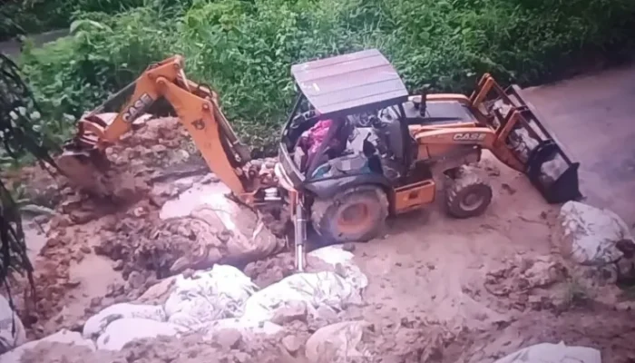 Kelok 44 Longsor Lagi, Alat Berat Dikerahkan Bersihkan Material