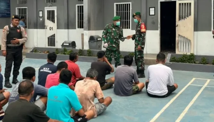 Cegah Narkoba Masuk Lapas, Petugas Gabungan Razia Kamar Warga Binaan