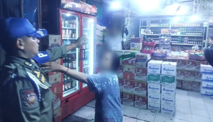Dua Personel Satpol PP Padang Terluka Saat Tertibkan Warung Diduga Jual Minol