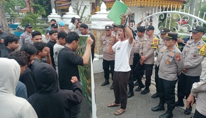 Puluhan Pemuda Geruduk DPRD Pekanbaru, Desak Pemeriksaan Dugaan Pelanggaran Etik Anggota Dewan