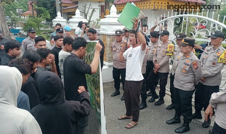 Puluhan Pemuda Geruduk DPRD Pekanbaru, Desak Pemeriksaan Dugaan Pelanggaran Etik Anggota Dewan
