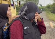 Tangis Bupati Siak Afni Zulkifli Pecah Lihat Nasib Guru di Dusun Mungkal, 3 Keluarga Tinggal di Rumah Reot