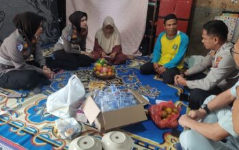 Bawa Bantuan dan Empati, Satlantas Pelalawan Sambangi Keluarga Korban Kecelakaan