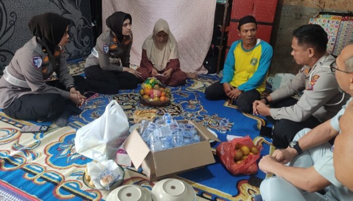 Bawa Bantuan dan Empati, Satlantas Pelalawan Sambangi Keluarga Korban Kecelakaan