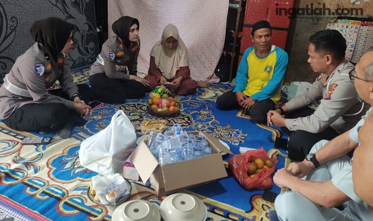 Bawa Bantuan dan Empati, Satlantas Pelalawan Sambangi Keluarga Korban Kecelakaan