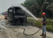 Bus Sekolah Hangus Terbakar di Jalan Poros Inhu