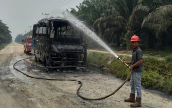 Bus Sekolah Hangus Terbakar di Jalan Poros Inhu