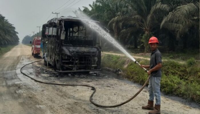 Bus Sekolah Hangus Terbakar di Jalan Poros Inhu