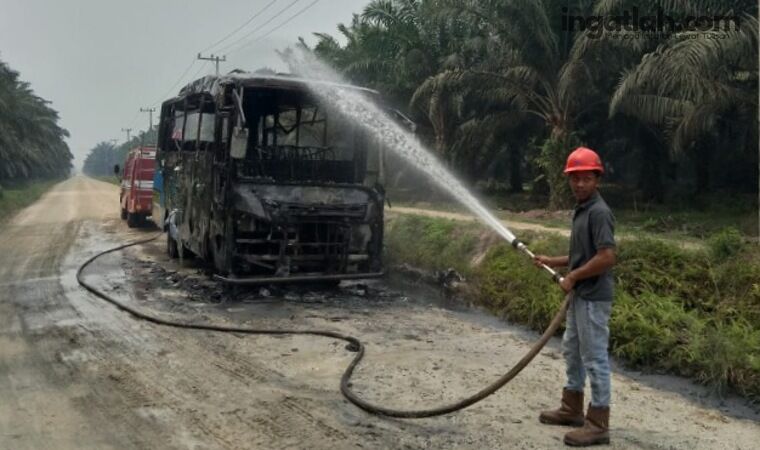 Bus Sekolah Hangus Terbakar di Jalan Poros Inhu