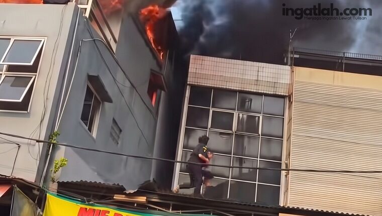 Viral! Ibu Gendong Anak Nekat Melompat dari Ruko yang Terbakar di Jakarta Timur
