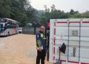 Truk Tronton Bermuatan Jagung Terguling di Sitinjau Lauik, Lalin Padang-Solok Kembali Lancar