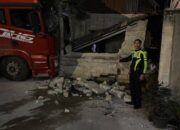 Diduga Rem Blong di Jalan Menurun, Truk Semen Hantam Rumah Warga di Solok