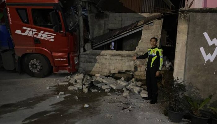 Diduga Rem Blong di Jalan Menurun, Truk Semen Hantam Rumah Warga di Solok