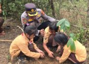 Polsek Tapung Ajak Pelajar Jadi Pelopor Lingkungan, 100 Bibit Pohon Ditanam di Petapahan