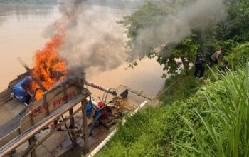 Polsek Cerenti Tindak PETI, Satu Rakit Tambang Ilegal Dibakar