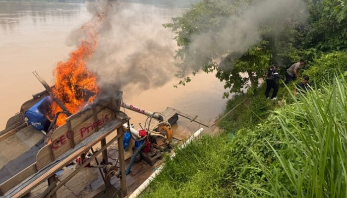 Polsek Cerenti Tindak PETI, Satu Rakit Tambang Ilegal Dibakar