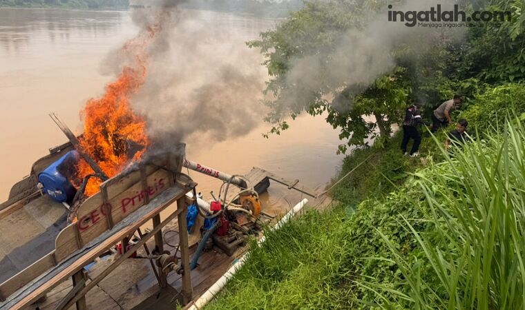 Polsek Cerenti Tindak PETI, Satu Rakit Tambang Ilegal Dibakar
