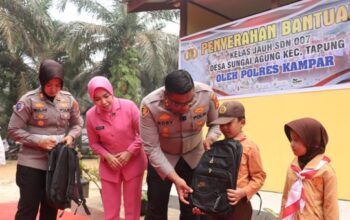 Tak Hanya Renovasi, Kapolres Kampar Bawa Tas dan Seragam untuk Siswa SDN 007