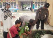 Polsek Bukit Raya Tanam Pohon di TK Negeri 004, Dorong Kepedulian Lingkungan Sejak Dini