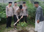 Perkuat Kedekatan dengan Warga, Polda Riau Tanam Pohon di Masjid Lewat Program Subuh Keliling