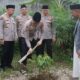 Perkuat Kedekatan dengan Warga, Polda Riau Tanam Pohon di Masjid Lewat Program Subuh Keliling