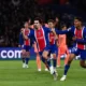 Gelandang Paris Saint-Germain, Vitinha, merayakan gol ke gawang Barcelona (AFP / Franck Fife)
