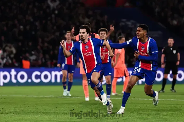 Gelandang Paris Saint-Germain, Vitinha, merayakan gol ke gawang Barcelona (AFP / Franck Fife)