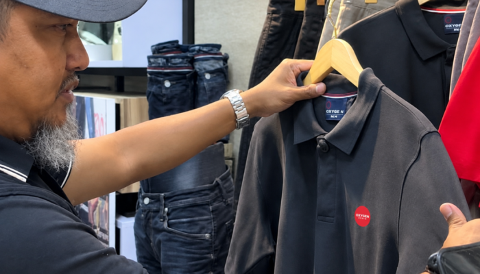 Kunjungi Gerai Oxygen Denim, Pelatih PSPS Akhyar Ilyas Puji Kualitas Brand Lokal Berstandar Internasional