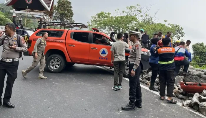 Truk Pengangkut Cabai Masuk Jurang di Padang Panjang, Sopir Terjepit